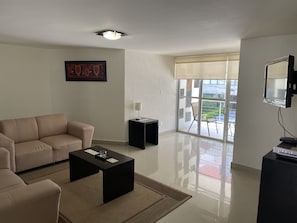 Apartamento empresarial, 2 quartos, 2 banheiros | Área de estar | TV 32 polegadas com canais a cabo