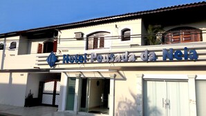 Un hotel llamado 'Hotel Pousada da Neia' con fachada blanca, ventanas arqueadas y tejado de tejas.