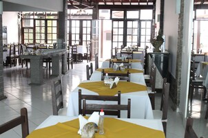 Café da manhã com buffet grátis todos os dias