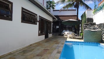 Piscina externa, espreguiçadeiras