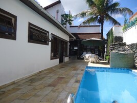 Piscina externa, espreguiçadeiras