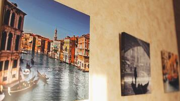 Escritorio, tabla de planchar con plancha, wifi gratis