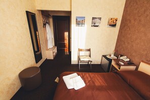 高級雙人房 | 書桌、熨斗/熨衣板、免費無線上網