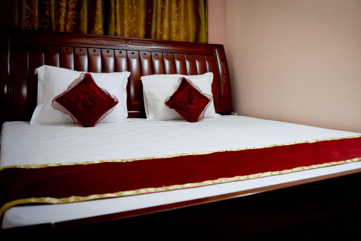Deluxe tweepersoonskamer, 1 kingsize bed | Badkamervoorzieningen | Een douche, gratis toiletartikelen, een bidet, handdoeken