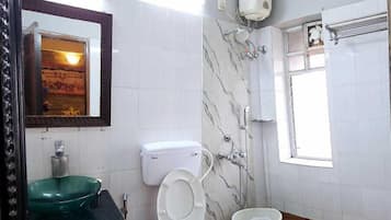 Basic Twin Room, 2 Twin Beds, Accessible | Bathroom | Shower, free toiletries, towels
