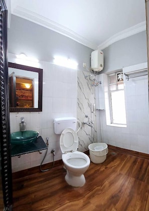 Ducha, artículos de tocador gratuitos, toallas