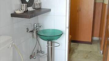 Shower, free toiletries, towels