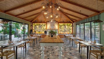 Aperto a colazione, pranzo e cena, cucina mediterranea