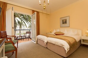 Ropa de cama de alta calidad y minibar 