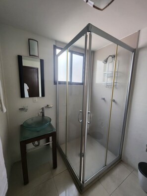 City Apartment | Bathroom | Shower, free toiletries, hair dryer, towels - Grupo Kings Suites Platon 436 (Mexico City)