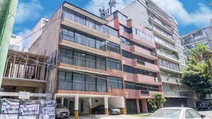 A multi-story building with a modern architectural design, featuring balconies and large windows. - Grupo Kings Suites Platon 436 (Mexico City)