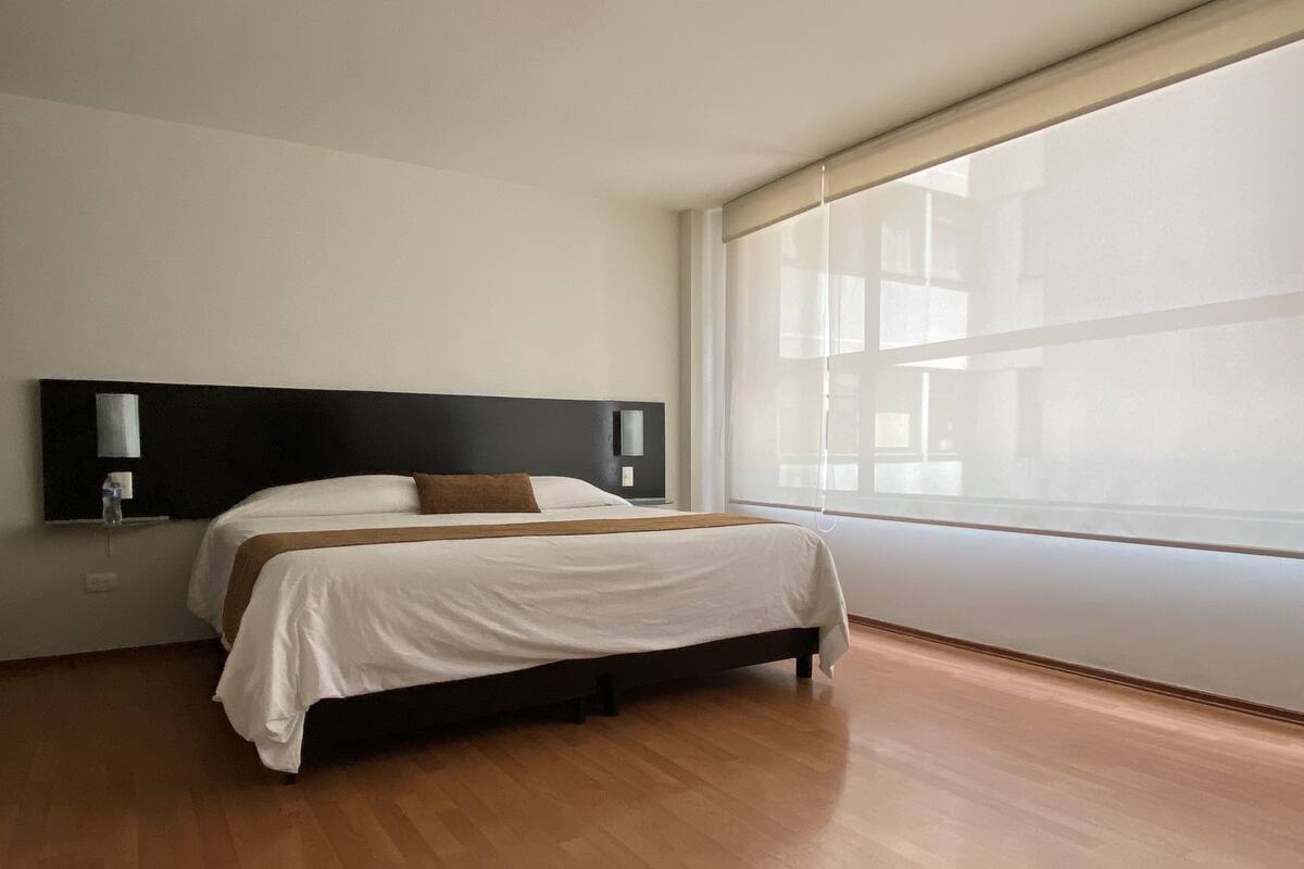 Apartamento Deluxe, 1 habitación, terraza, vistas a la ciudad | Escritorio, tabla de planchar con plancha, camas supletorias