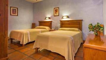 Habitación doble superior | Tabla de planchar con plancha, cunas, camas extra y wifi gratis