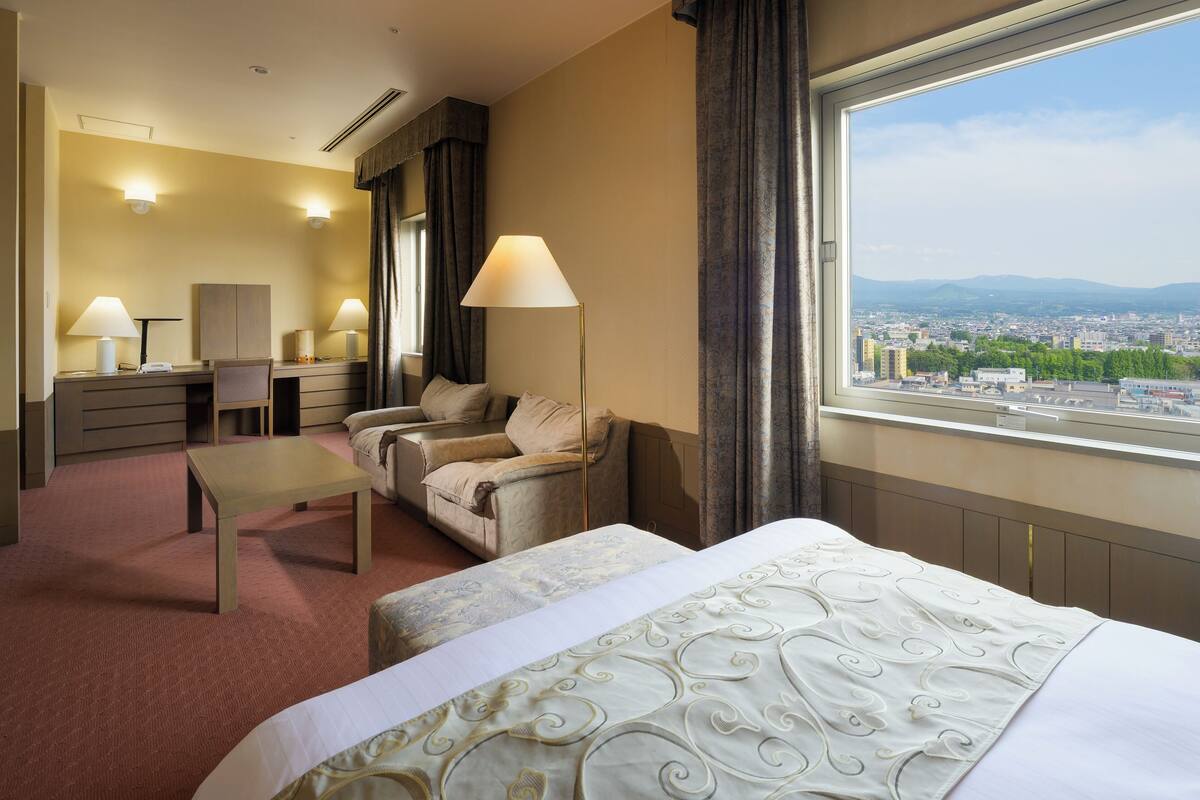 royal suite, non smoking | 1 bedroom, desk, laptop workspace, blackout curtains