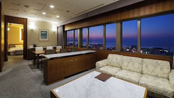 Suite Deluks, Bebas Asap Rokok | Area keluarga | Televisi 32-inci dengan saluran TV satelit