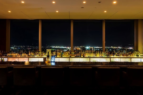 Bar (trong khuôn viên)