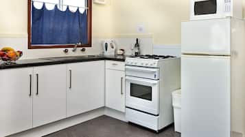 Comfort Chalet, 2 Bedrooms, Kitchen | Private kitchenette | Fridge, microwave, stovetop, coffee/tea maker