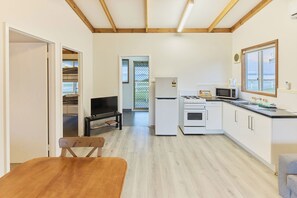 Kabin Klasik, 2 kamar tidur, dapur | Dapur pribadi | Lemari es, microwave, kompor, dan mesin pembuat kopi/teh