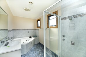 Holzhütte, 2 Schlafzimmer, Meerblick, Meerseite | Badezimmer | Kostenlose Toilettenartikel, Haartrockner, Handtücher