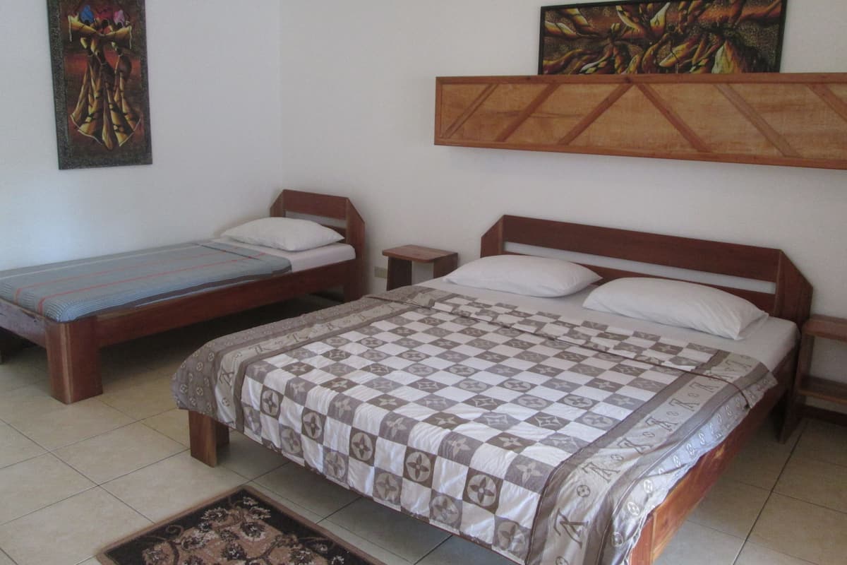 Chambre Familiale, vue plage | 2 chambres, minibar, coffres-forts dans les chambres, rideaux occultants