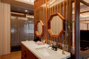 Superior Double Room | Bathroom | Separate tub and shower, jetted tub, free toiletries, hair dryer