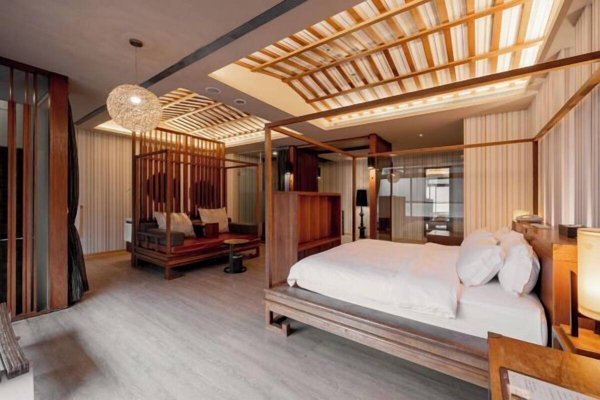 1 bedroom, premium bedding, minibar (some free items), desk