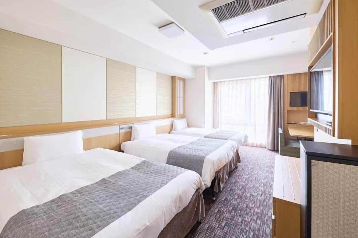 Seprai premium, selimut bulu angsa, dan meja kerja