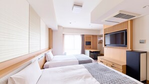 A hotel room with two beds, a TV, a desk, and a wardrobe. - Vessel Hotel Campana Kyoto Gojo (Kyoto)