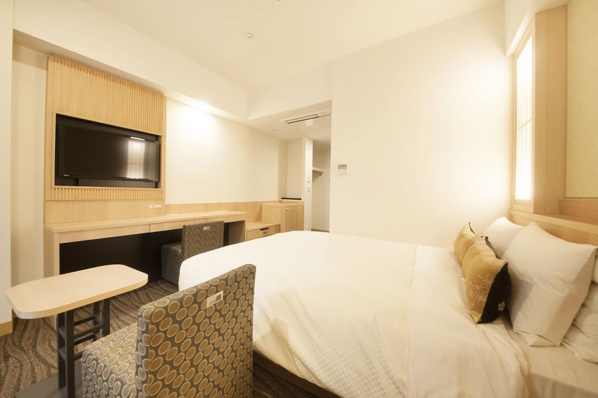Premium bedding, down comforters, desk, laptop workspace
