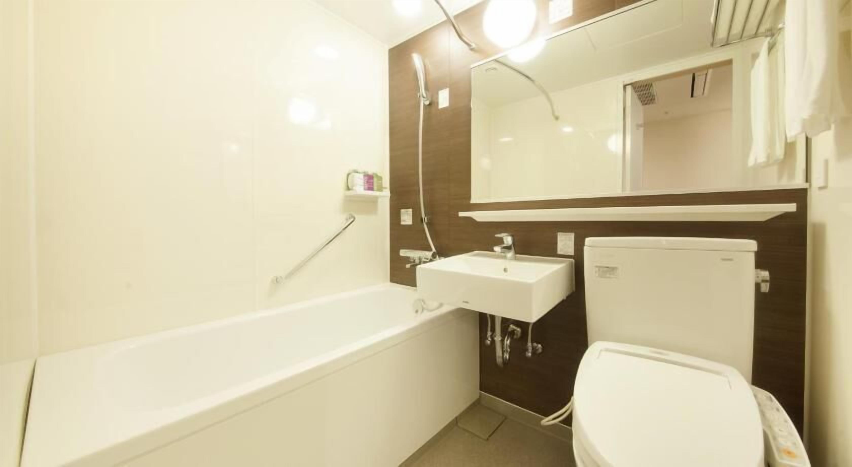 Bathroom | Combined shower/tub, free toiletries, hair dryer, slippers