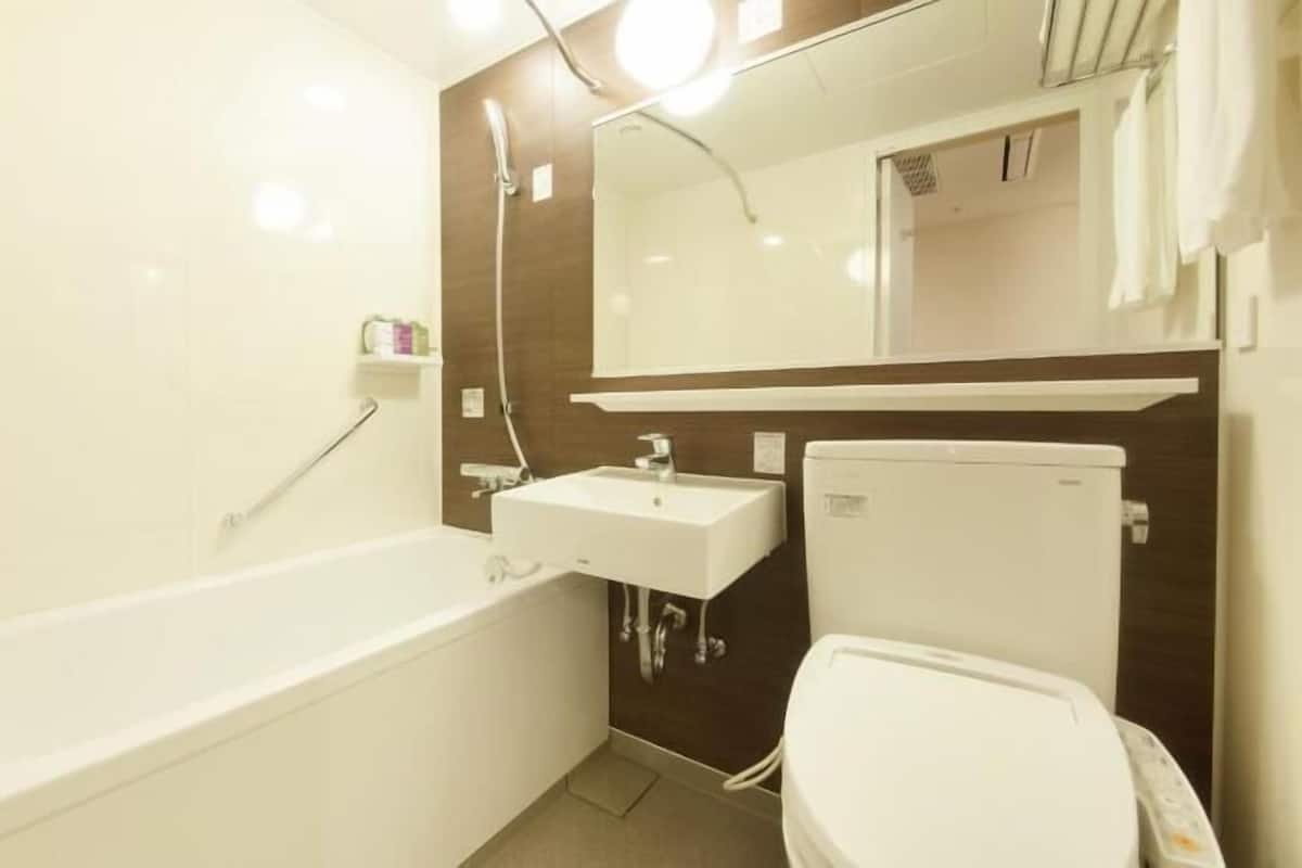 Bathroom | Combined shower/tub, free toiletries, hair dryer, slippers