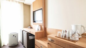 Ylelliset vuodevaatteet, untuvapeitot, työpöytä