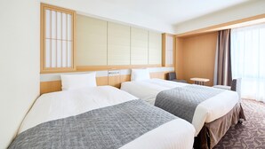 A hotel room with two beds, a small table, a chair, and a large window with curtains. - Vessel Hotel Campana Kyoto Gojo (Kyoto)