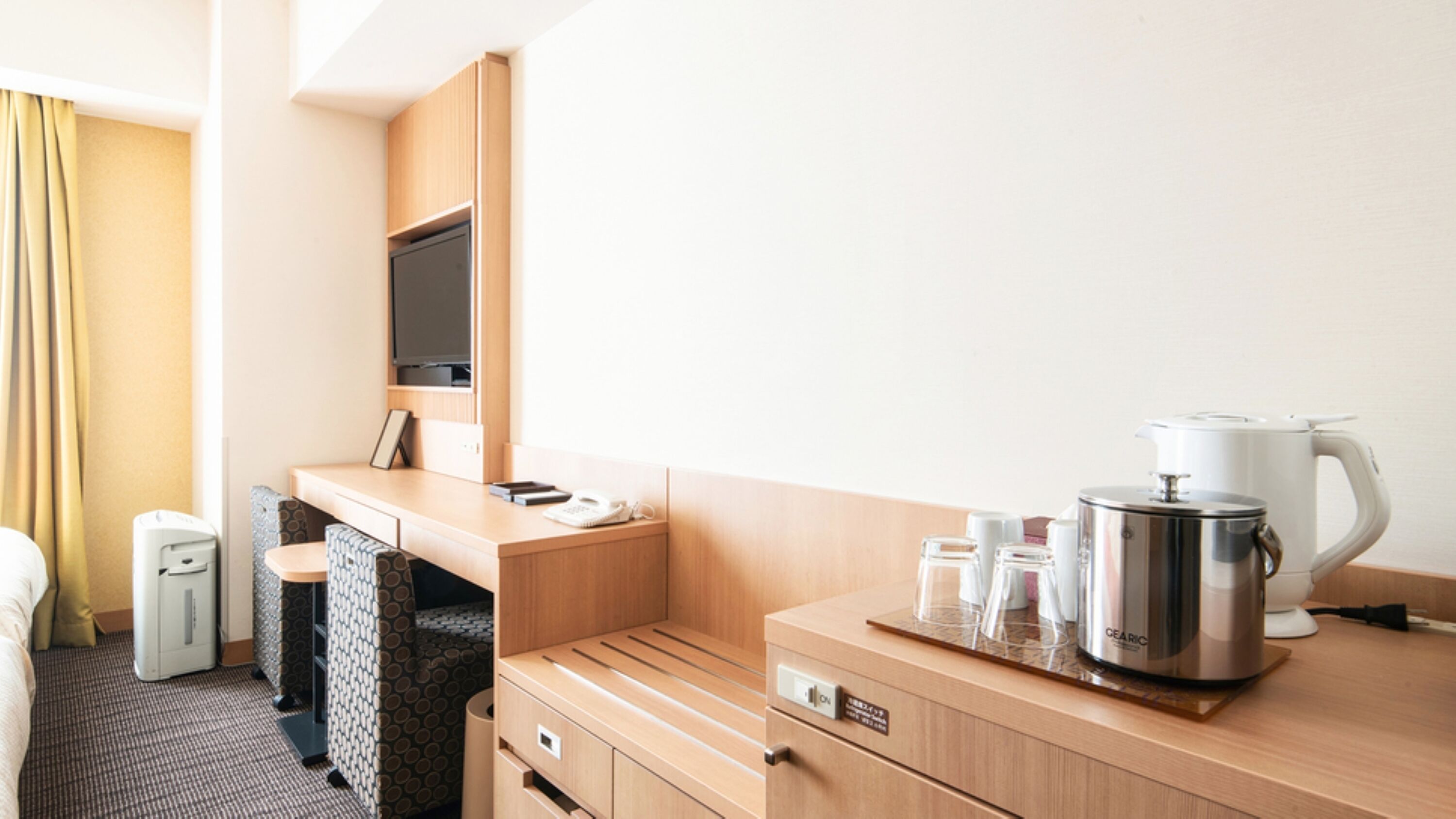 standard twin room, non smoking | premium bedding, down duvets, desk, laptop workspace