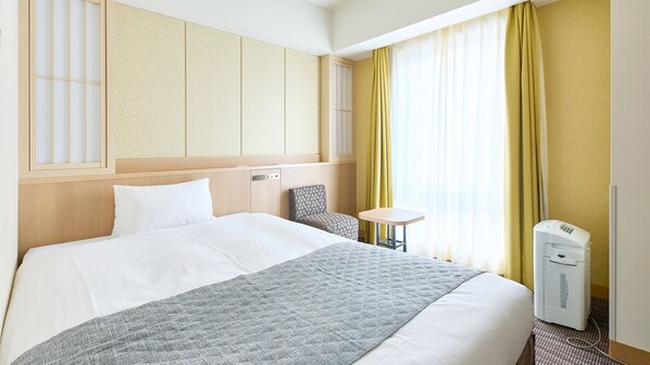 Yhden hengen deluxe-huone, tupakointi kielletty | Ylelliset vuodevaatteet, untuvapeitot, työpöytä