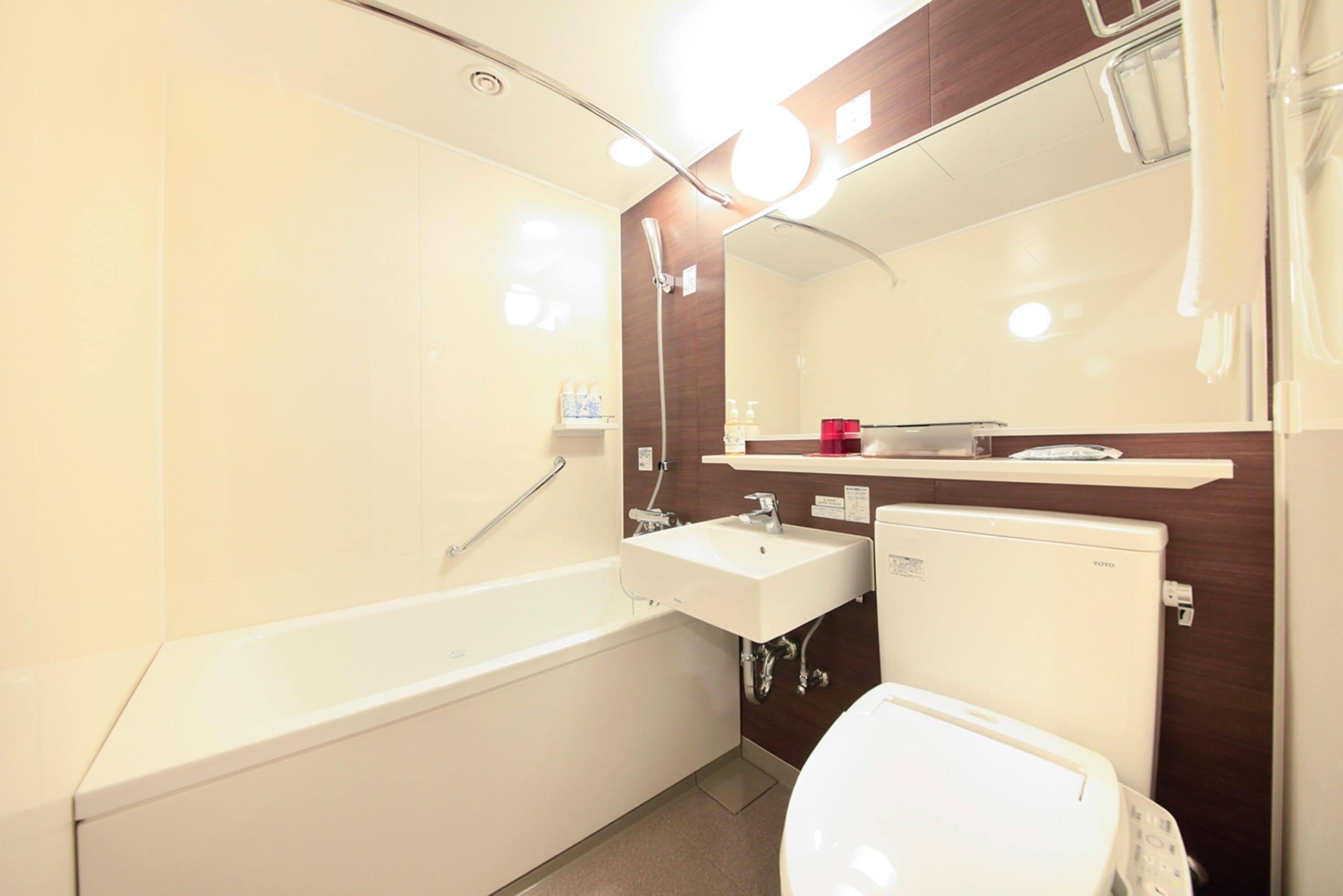 combined shower/bathtub, free toiletries, hair dryer, slippers