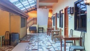 Un corridoio con pavimento piastrellato, arredi in legno e soffitto in vetro.