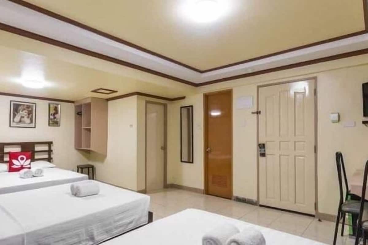 Habitación familiar, varias camas, con acceso para personas discapacitadas, para no fumadores | 1 habitación, decoración personalizada, muebles diferentes y escritorio