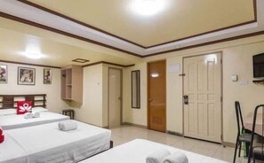 Habitación familiar, varias camas, con acceso para personas discapacitadas, para no fumadores | Decoración personalizada, muebles diferentes y escritorio 