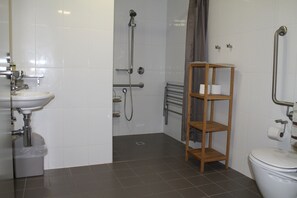 Deluxe Studio (Triple Room ) | Bathroom