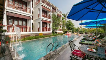 Piscina externa, funciona das 7h às 21h, guarda-sóis, espreguiçadeiras