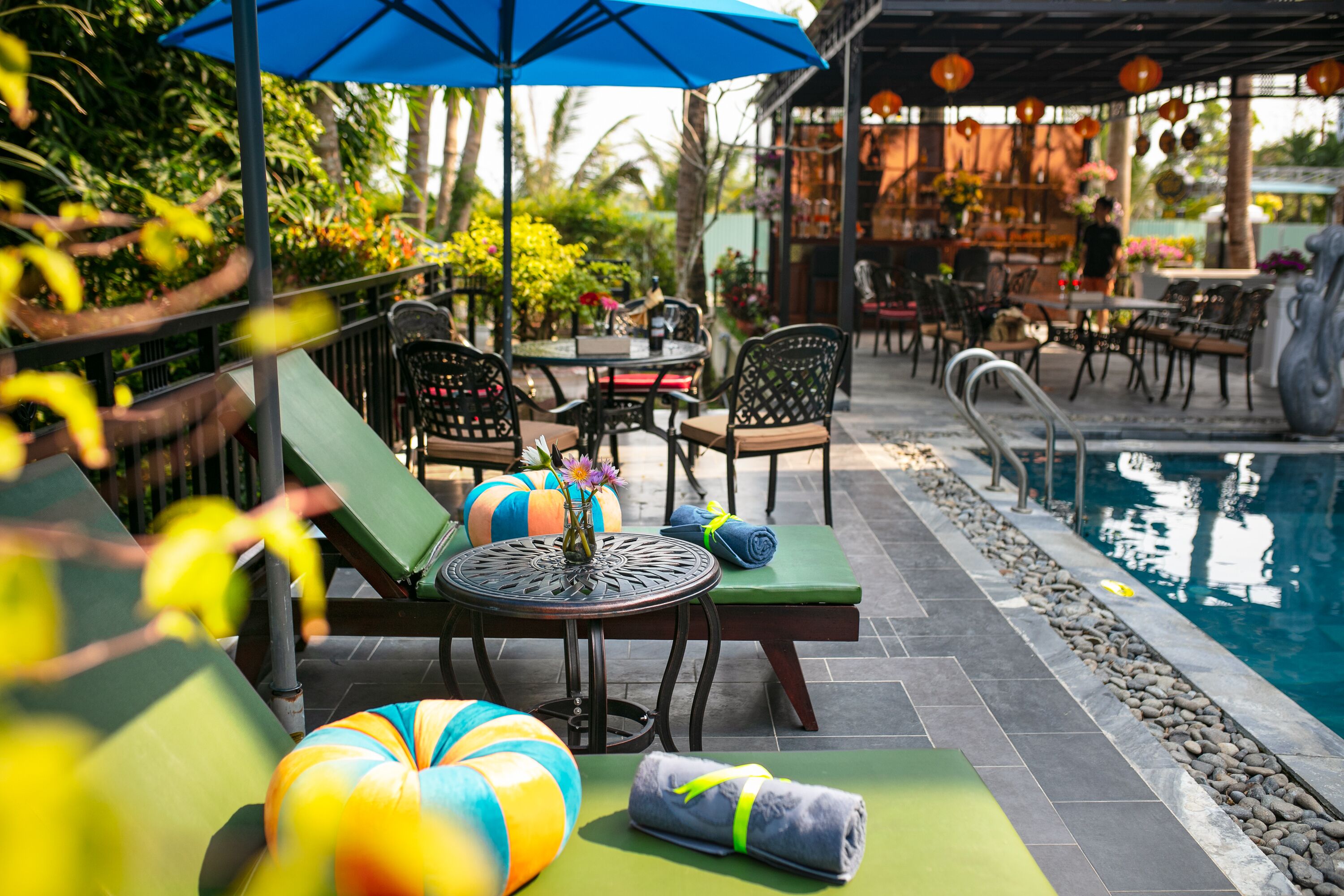 outdoor pool, open 7:00 am to 9:00 pm, pool umbrellas, pool loungers