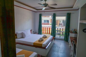 Habitación de hotel con cama, escritorio y vistas al balcón exterior.