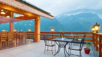 Breakfast, lunch, dinner served; international cuisine, alfresco dining