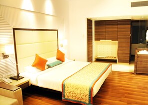 Caja de seguridad en la habitación y tabla de planchar con plancha 