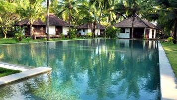 Kolam renang outdoor, dengan kursi berjemur