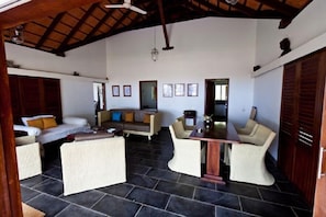 Family Cottage, 2 Bedrooms, Sea View ( Sea View Executive Family Cottage) | Ruang tamu | TV, filem berbayar 