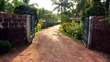 Pintu masuk properti