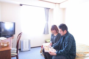 Blackout curtains, iron/ironing board, free WiFi, bed sheets - Terminal Art Inn (Niigata)