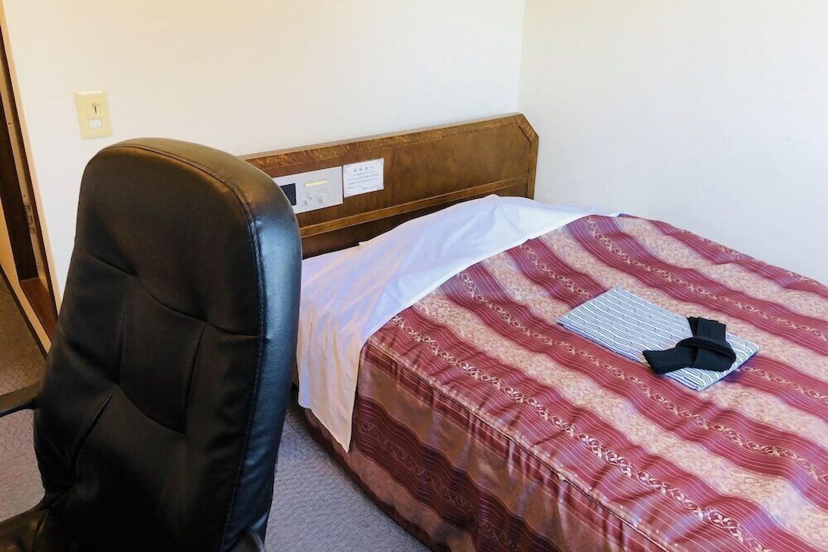 Blackout drapes, iron/ironing board, free WiFi, bed sheets